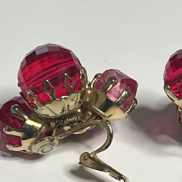 VTG Vogue Red Pink Lucite Beaded Gold Tone Clip On Earrings Signed - Picture 11 of 14